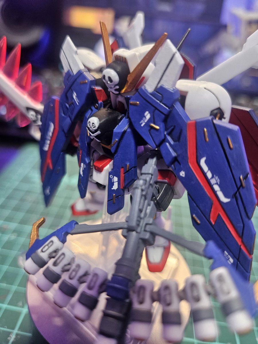 Acute1131014's tweet photo. X1フルクロス
積載マントの色が好きではなかったのでまるっと塗り替え＋部分塗装
EXなのにピーコック真っ白は酷いよー💦
そして通常顔が行方不明だった
在庫や余剰パーツがぐちゃぐちゃで…
みんな一体どうやってパーツ管理してるのか不思議。

#モビルスーツアンサンブル https://t.co/TEvwYfW2G6