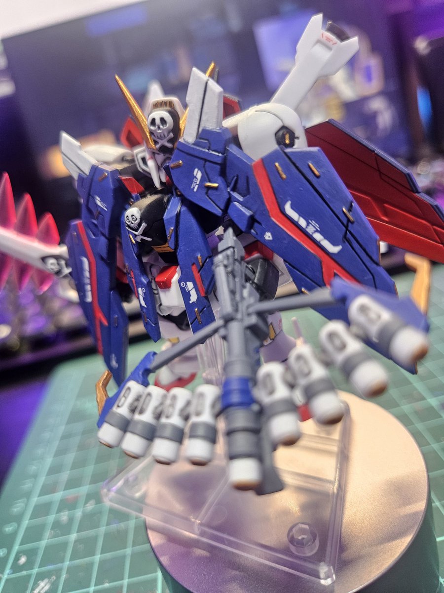 Acute1131014's tweet photo. X1フルクロス
積載マントの色が好きではなかったのでまるっと塗り替え＋部分塗装
EXなのにピーコック真っ白は酷いよー💦
そして通常顔が行方不明だった
在庫や余剰パーツがぐちゃぐちゃで…
みんな一体どうやってパーツ管理してるのか不思議。

#モビルスーツアンサンブル https://t.co/TEvwYfW2G6