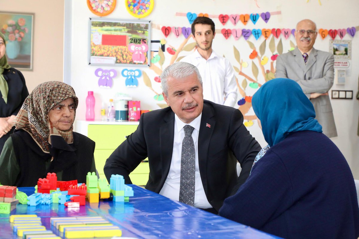 Valimiz İbrahim Akın; Karatay Belediyesi, Necmettin Erbakan Üniversitesi, Türkiye Alzheimer Derneği Konya Şubesi ve hayırseverlerin destekleriyle Konya’ya kazandırılan Yaşlı Bakım- Eğitimi Uygulama ve Alzheımer Gündüz Yaşam Merkezi’ni ziyaret etti.

➡️konya.gov.tr/valimiz-ibrahi…