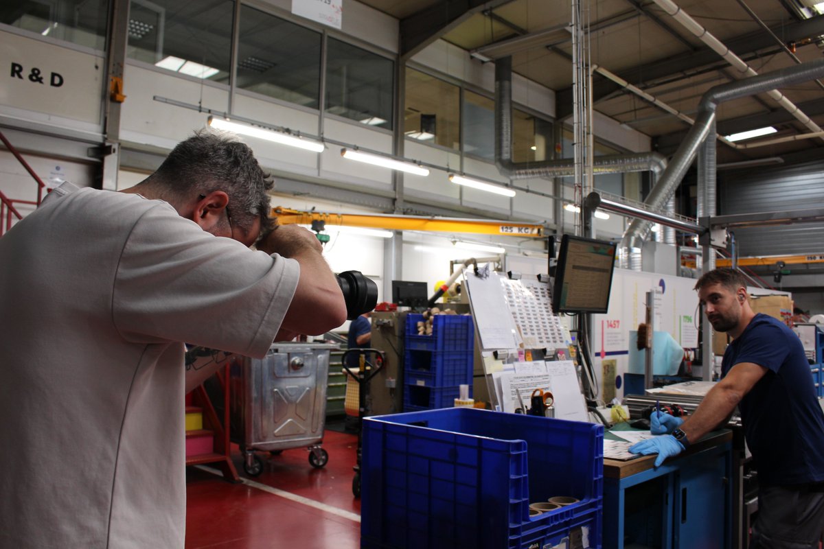 Hier, nos équipes ont pris la pose et donné de la voix pour un shooting photo et des interviews destinés à enrichir notre page <a href="/hellowork/">Hellowork</a> . 
Une belle occasion de mettre en lumière nos collaborateurs, nos savoir-faire… et notre bonne humeur ! 🎬

Un grand merci à Camille Jimenez