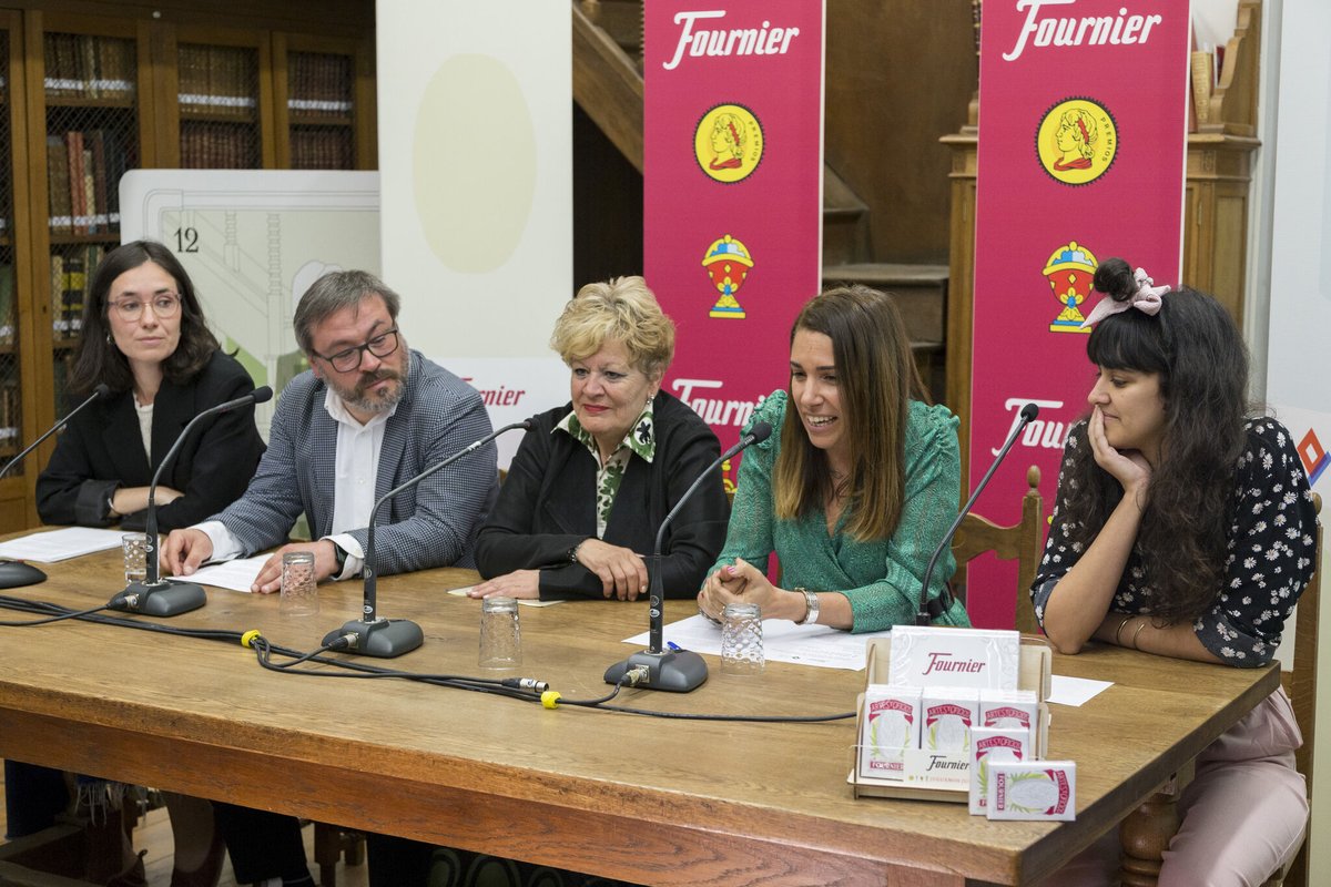 V3rtice's tweet image. Esta semana celebramos en la Escuela de Artes y Oficios de Vitoria-Gasteiz los 155 años de Fournier con una baraja que homenajea a mujeres clave en su historia. Teles, radios, prensa y medios online de toda España vinieron a cubrir el evento #Fournier155