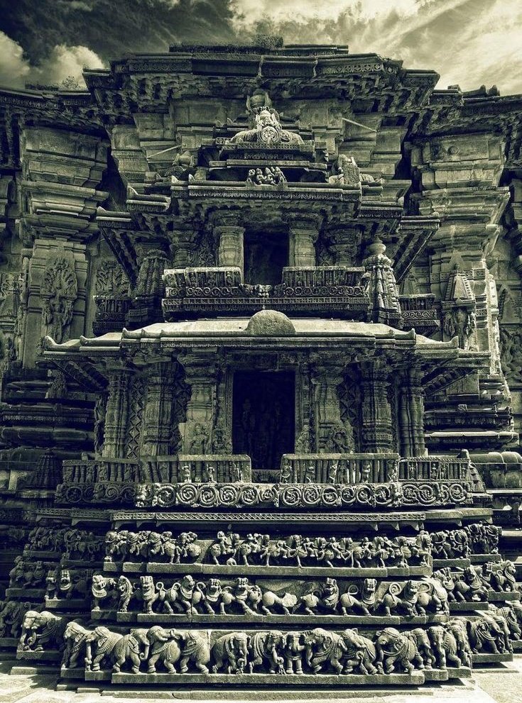 Lost in the stone symphony of time!
The Chennakeshava Temple in Belur, Karnataka – a timeless marvel of Hoysala architecture, where every sculpture whispers stories of devotion and divine artistry. 🛕