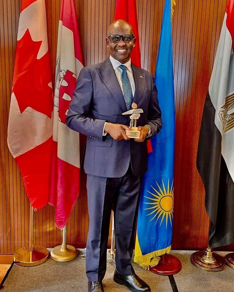 Ambasaderi Higiro Prosper uhagarariye u Rwanda muri Canada, yahawe igihembo cya Ambasaderi w’umwaka muri iki Gihugu. Ni igihembo yashyikirijwe n'uhagarariye ubwami bwa Maroc Amb. Souriya Otmani akaba n'Umuyobozi w'abadipolomate n'abahagarariye imiryango mpuzamahanga muri Canada.