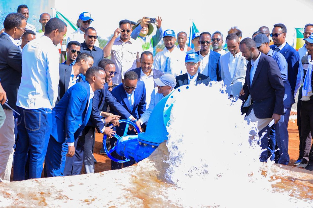Mustafe_M_Omer's tweet photo. Inaugurated Degahbour Water Supply Project, constructed with a total cost of Birr 951.5 million. With a main line and distribution networks of 134km, the entire town will benefit from the water supply system for a design period of 20 years. The number of urban population in the Region with access to safe drinking water has increased from 20% in 2018 to 51% currently, a marked improvement. In rural areas, it has increased from 18% (2018) to 46.6% currently. This is acchieved through the addition of 17 urban water supply projects, 46 rural water supply projects, 340 strategic boreholes, and 15 small and medium scale dams to the existing capacity. The increased investments in the water sector has enhanced the resilience of the people and increased their ability to withstand droughts.