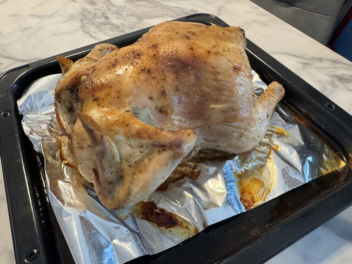 yuuui_imaizumi's tweet photo. お子リクエストのローストチキン🍗

２日連続です🤦‍♀️🤍
明日はリクエストされませんように、、 https://t.co/8Y0bXeOkNJ