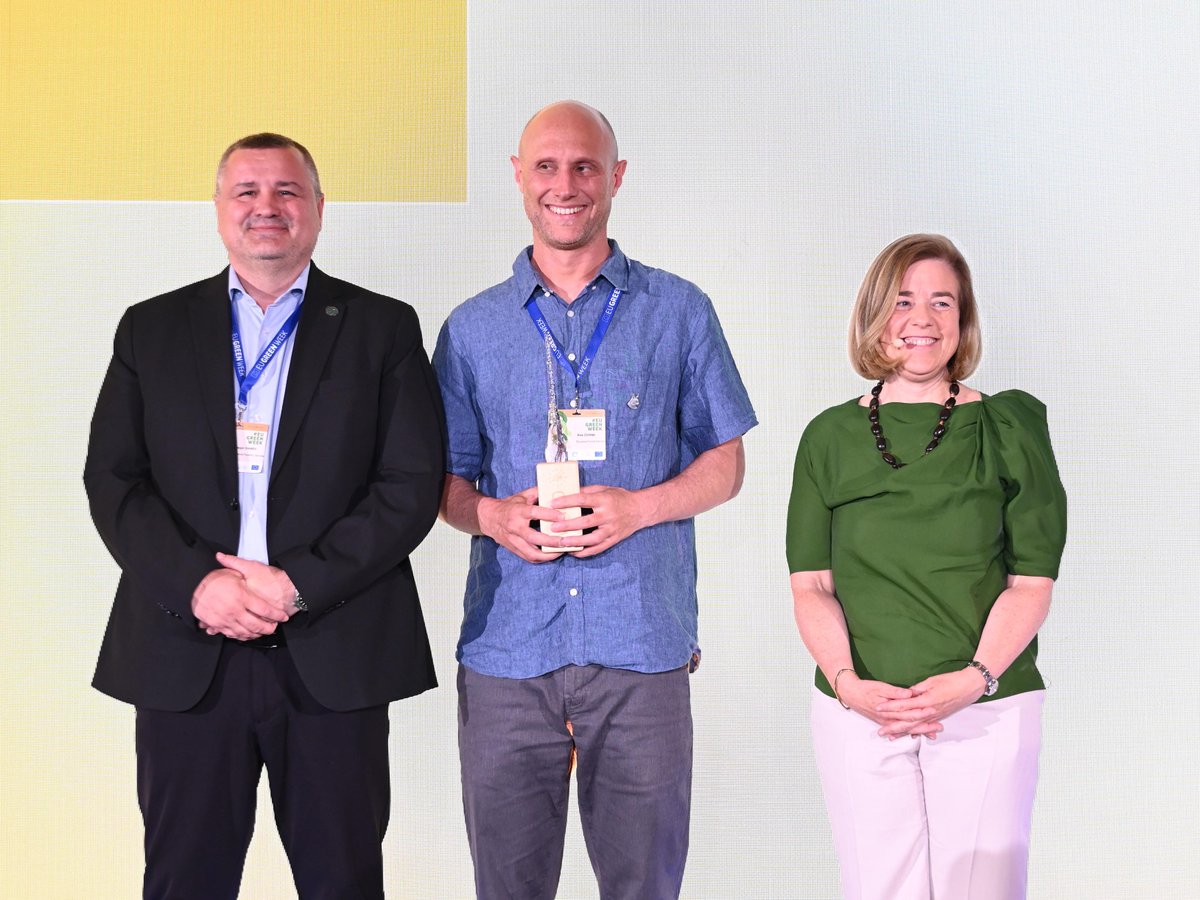 PalomaAbaEU's tweet image. I was honoured to hand over the Citizens’ Prize at the #LIFEAwards25 during #EUGreenWeek
Voted by the public, this award celebrates the most inspiring #LIFEproject driving real change across Europe!
Congrats to LIFE Lynx!
Discover all the winners europa.eu/!8hxDcc