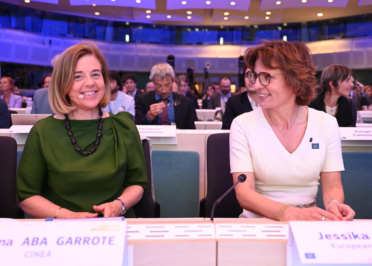 PalomaAbaEU's tweet image. I was honoured to hand over the Citizens’ Prize at the #LIFEAwards25 during #EUGreenWeek
Voted by the public, this award celebrates the most inspiring #LIFEproject driving real change across Europe!
Congrats to LIFE Lynx!
Discover all the winners europa.eu/!8hxDcc
