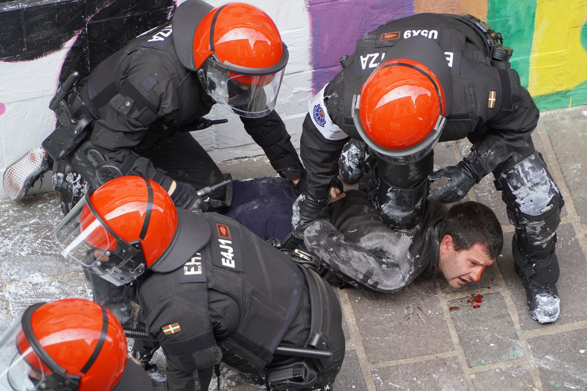 ArabakoALEA's tweet photo. Polizia Kordako kideen aurka oldartu da. https://t.co/pPfxAxSI4G