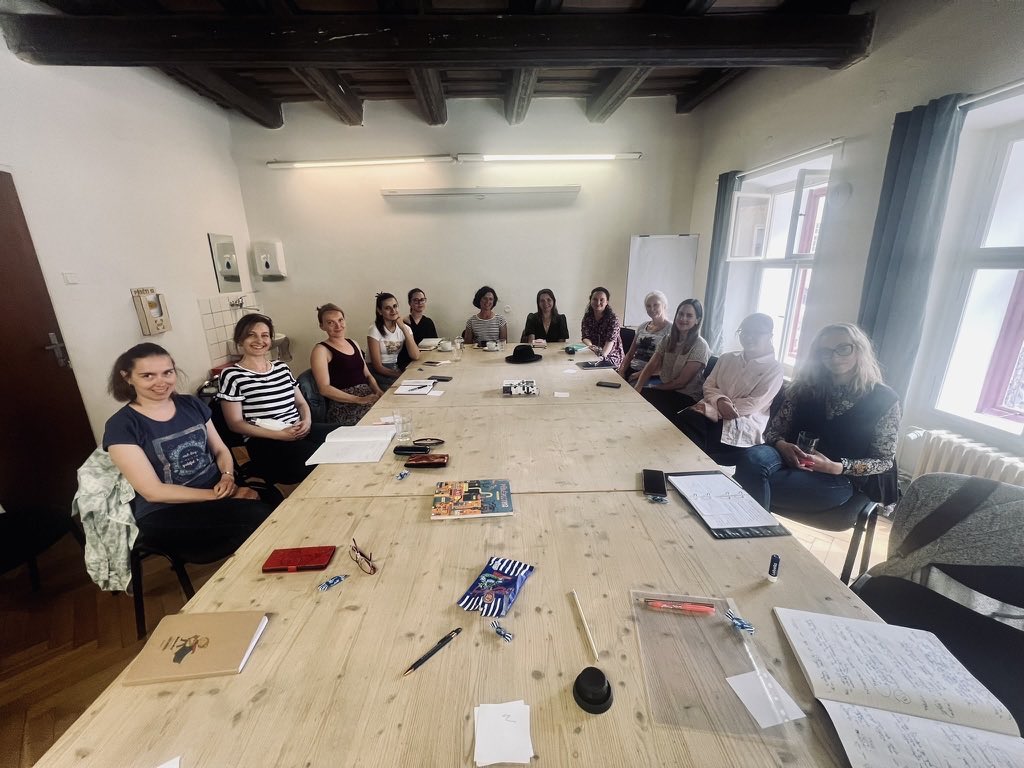 O minulém víkendu proběhl další Malý kurz tvůrčího psaní. A opět se sešla skvělá banda lidí milující čtení, psaní a příběhy. A jak naše setkání hodnotí?
Kurz najdete zde: renenekuda.cz/obchod/maly-ku…