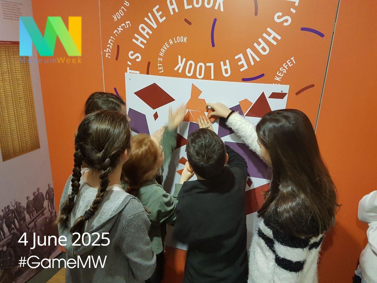 Çocuklar müzede logo ile oynarken, children playing with the museum logo 
#Museumweek #MWGame