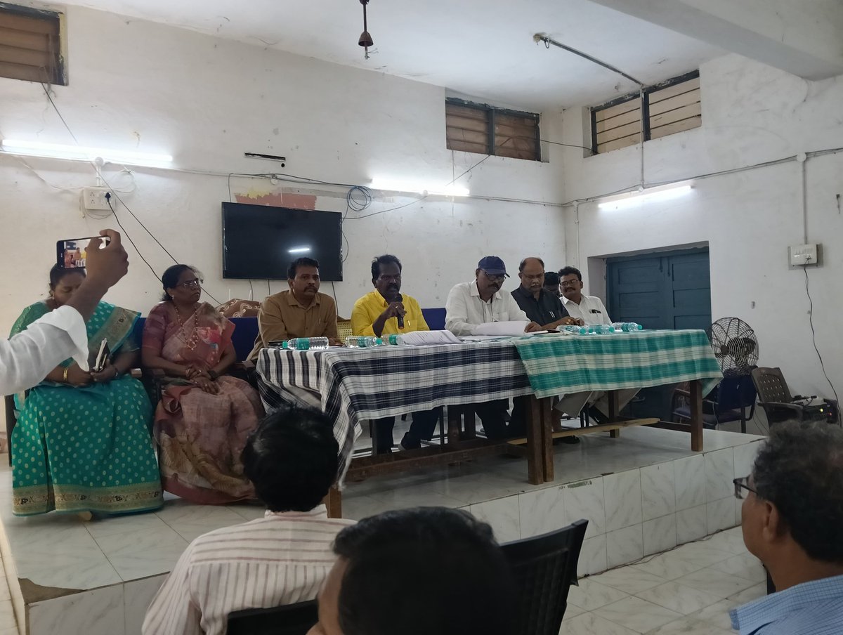 dahontr33217's tweet image. #swarnandhra@2047
#cvap
4-6-2025;
Attended CVAP Tiruvuru Constituency Swarnandhra@2047 Vision document preparation meeting with all the Constituency level and mandal level officers at MPDO office, Tiruvuru. Hon&apos;ble MLA Tiruvuru graced the meeting.