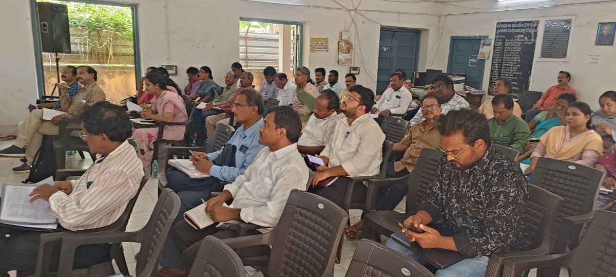 dahontr33217's tweet image. #swarnandhra@2047
#cvap
4-6-2025;
Attended CVAP Tiruvuru Constituency Swarnandhra@2047 Vision document preparation meeting with all the Constituency level and mandal level officers at MPDO office, Tiruvuru. Hon&apos;ble MLA Tiruvuru graced the meeting.