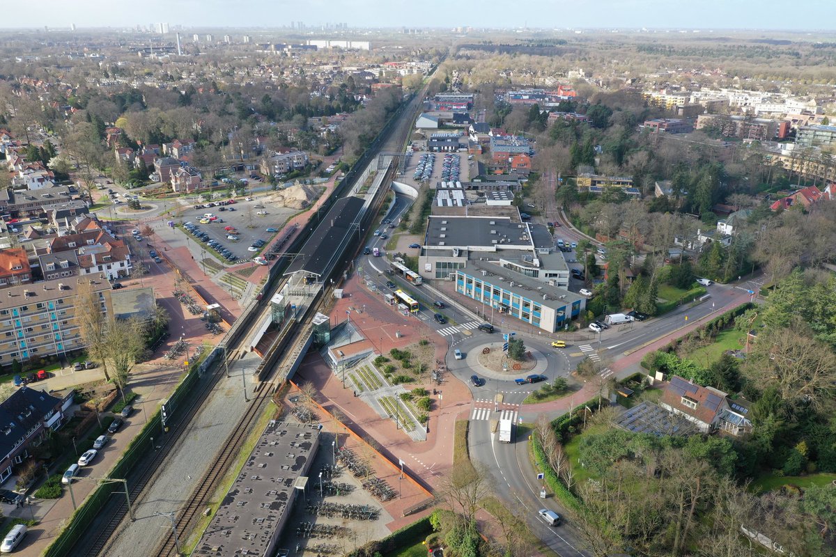 Gisteravond heeft de gemeenteraad besloten dat er 750 woningen gebouwd mogen worden in het stationsgebied Bilthoven! In de Spoorzone komen voor 67% betaalbare woningen: 30% sociale huur, 20% middenhuur en 17% betaalbare koopwoningen. Meer info 👉debilt.nl/nieuwsoverzich…