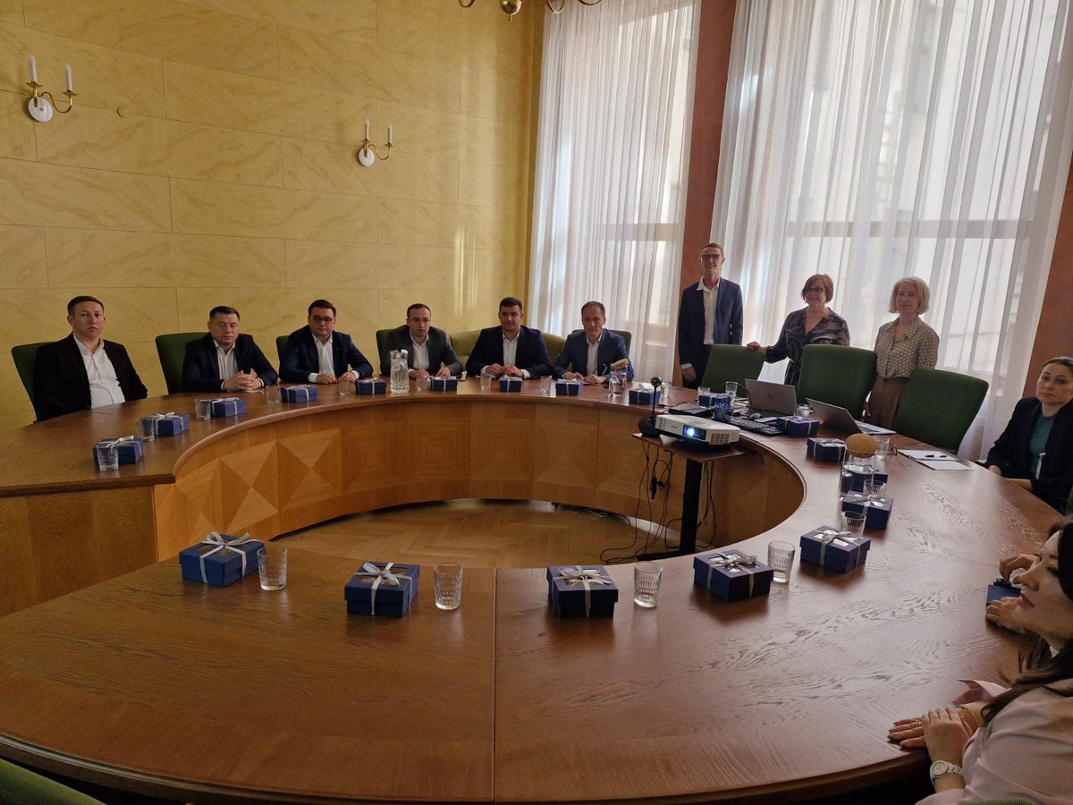 CFLA_gov_lv's tweet image. 🇺🇿🤝🇱🇻 Uzbekistānas Lauksaimniecības ministrijas delegācija viesojās Rīgā, lai apgūtu budžeta plānošanu un iekšējo auditu. 

Vizīti organizēja @CFLA_gov_lv sadarbībā ar ES finansēto ASK Facility. Ieskats Latvijas pieredzē un lauku attīstībā! 🌱💼 

#LATDEV #sadarbība