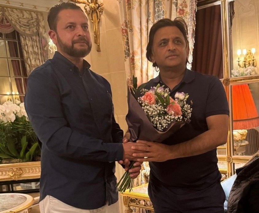 लाल टोपी OUT, काली टी-शर्ट IN 

- कैसा लगा अखिलेश का यह लुक

- अखिलेश बिजनौर निवासी वकार वारसी के लंदन स्थित घर पहुंचे थे और उसी मुलाकात की यह तस्वीर है 

#AkhileshYadav | Akhilesh Yadav New Look