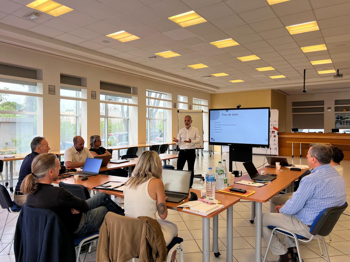 FBTP06's tweet image. 🎥 Dans le cadre de la #SemaineArtisanatFFB, Philippe LATAILLADE a éclairé nos adhérents sur les indicateurs comptables :

📖 Lire bilan &amp;amp; compte de résultat
🔎 Anticiper sa trésorerie
📊 Utiliser les bons ratios

Merci à lui, à la @FFBatiment et aux artisans présents !