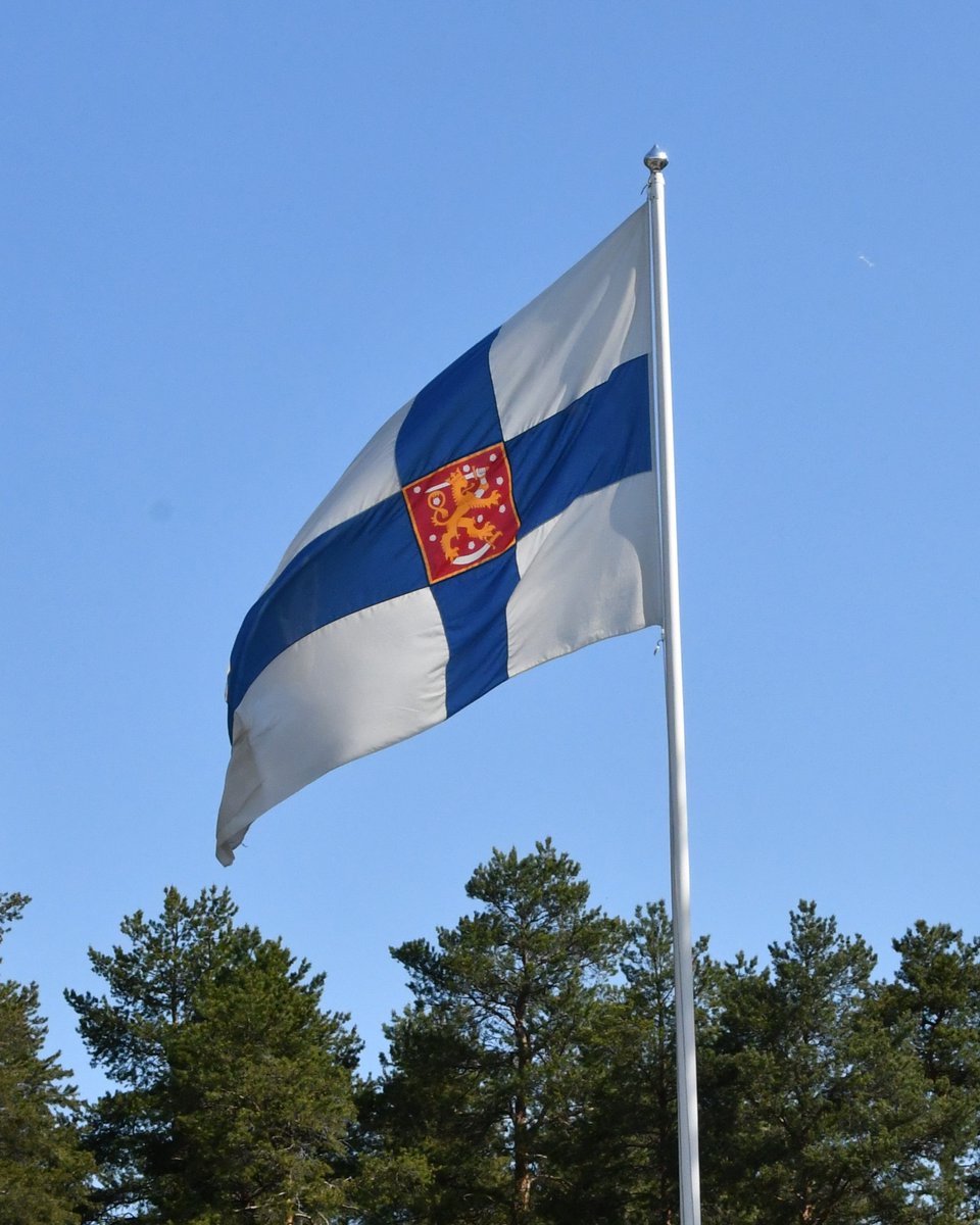 KainuunRaja's tweet image. Tänään 4.6. vietetään Puolustusvoimain lippujuhlan päivää. Lippujuhlan päivänä myönnetään kunniamerkkejä ja ylennetään ansioituneita sotilaita ja reserviläisiä.
Kainuun rajavartiosto onnittelee lämpimästi kaikkia meillä ja muualla palkittuja ja ylennettyjä!
