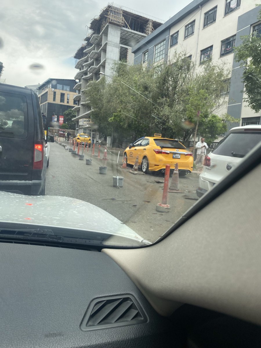 MahirAlc65's tweet photo. Bu cadde taksı durağı tarafında parsellenmiş ve satılıktır fiyatı çok uygun https://t.co/rAn1GYbVUD