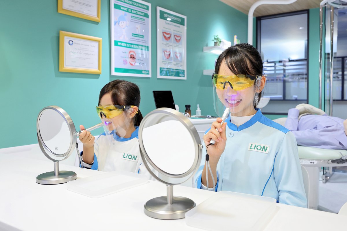 KidZania_T's tweet image. ／
6/4～10は・・・
#歯と口の健康週間 🦷✨
＼
#キッザニア 東京・甲子園（@KidZania_K)・福岡（@KidZania_F）の歯科医院パビリオンでは、こども達が歯科医師や歯科衛生士になり、患者さんのむし歯の治療と予防を施します🪥😷リアルな仕事体験で、むし歯予防の大切さを学びませんか❓👄…