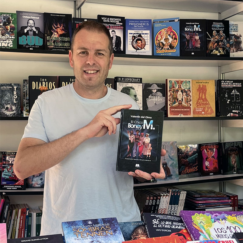 Me siento #feliz de ver que un nuevo sueño se cumple. 
Ver mi libro <a href="/ElChicoBoneyM/">El Chico Boney M.</a> en <a href="/FLMadrid/">Feria del Libro de Madrid</a> 2025 me regala bonitos momentos de emoción y felicidad.
#gracias a tod@s por vuestro apoyo y cariño

© 2025 <a href="/ValenDelOlmo/">Valen Del Olmo</a> 
#boneym #BoneyM50thAnniversary #ValenDelOlmo #FelizMiercoles