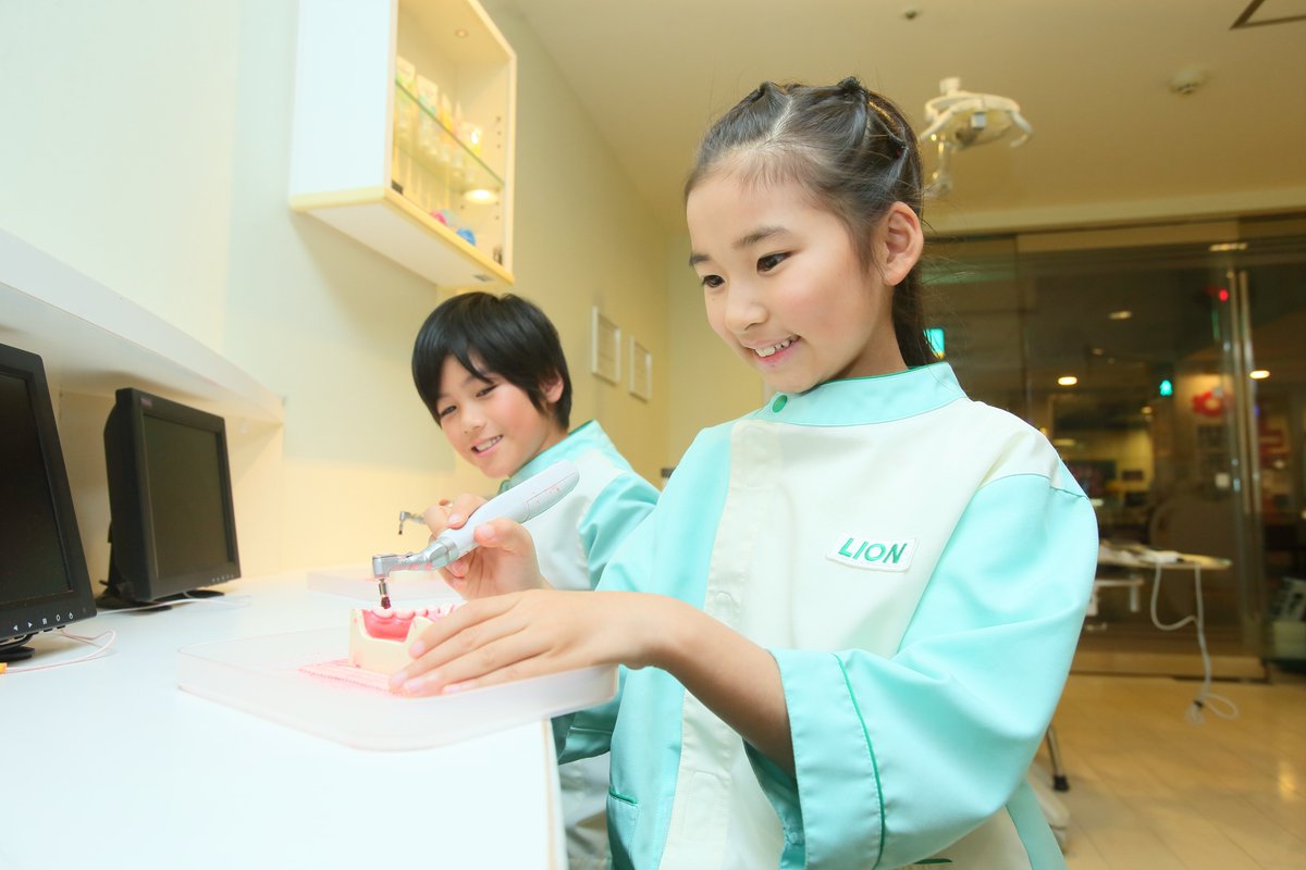 KidZania_T's tweet image. ／
6/4～10は・・・
#歯と口の健康週間 🦷✨
＼
#キッザニア 東京・甲子園（@KidZania_K)・福岡（@KidZania_F）の歯科医院パビリオンでは、こども達が歯科医師や歯科衛生士になり、患者さんのむし歯の治療と予防を施します🪥😷リアルな仕事体験で、むし歯予防の大切さを学びませんか❓👄…