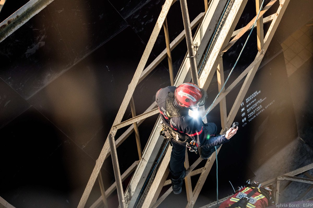 PompiersParis's tweet photo. [#TourEiffelxBSPP]

J-22 … Un événement se prépare sur @LaTourEiffel.

Les pompiers de Paris en sont les acteurs. Une belle collaboration visuelle est en train de s'écrire.🤝

En attendant, découvrez quelques photos backstage avec le GRIMP.📸🪢 https://t.co/tHcYgnNSDU
