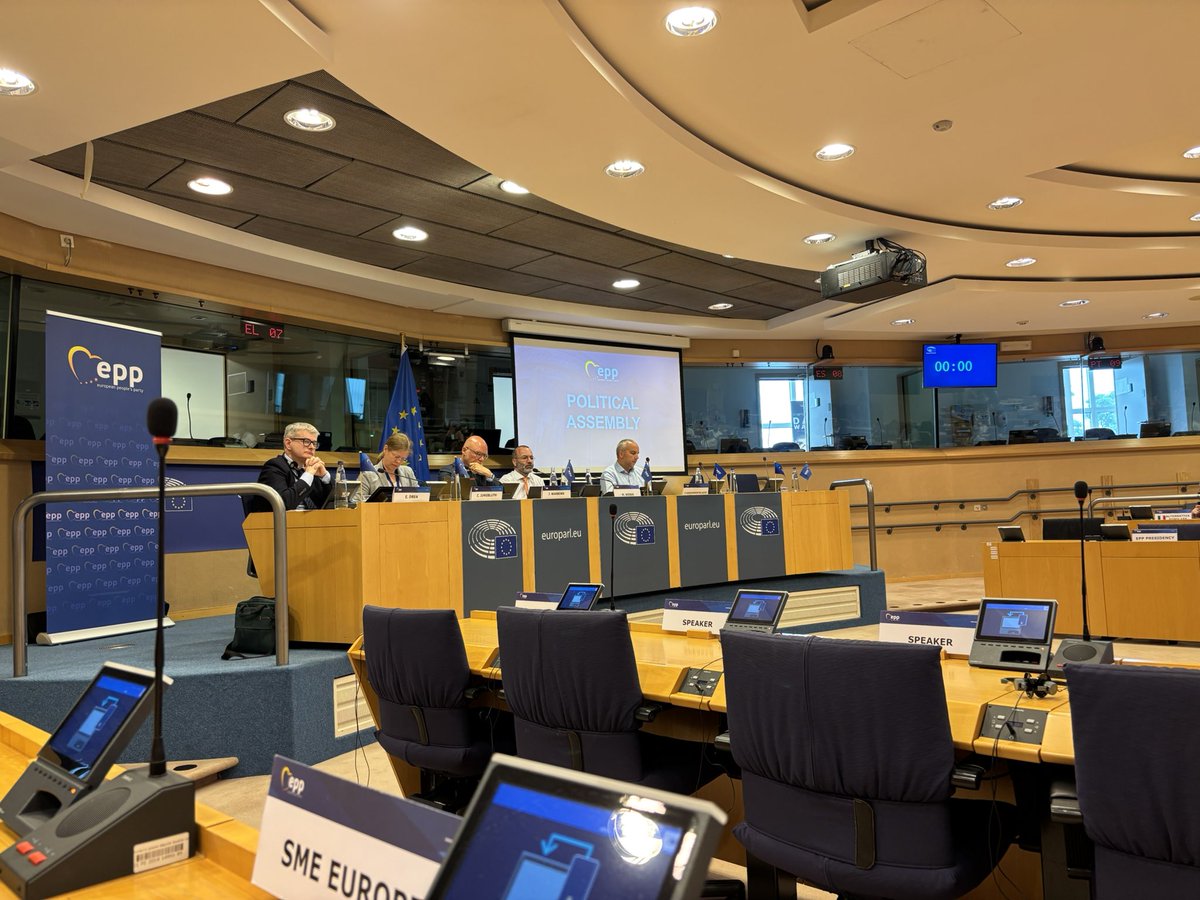 SeanKellyMEP's tweet photo. Always good to meet up with @FineGael friends & PP Colleagues from Ireland. Clonmel’s newly elected & hard working, @MichaelMurphyTD (my constituency office is located in Clonmel), is in Brussels for @EPP #PoliticalAssembly . V good online presentation by @SimonHarrisTD also ! https://t.co/GMwpenWsGg