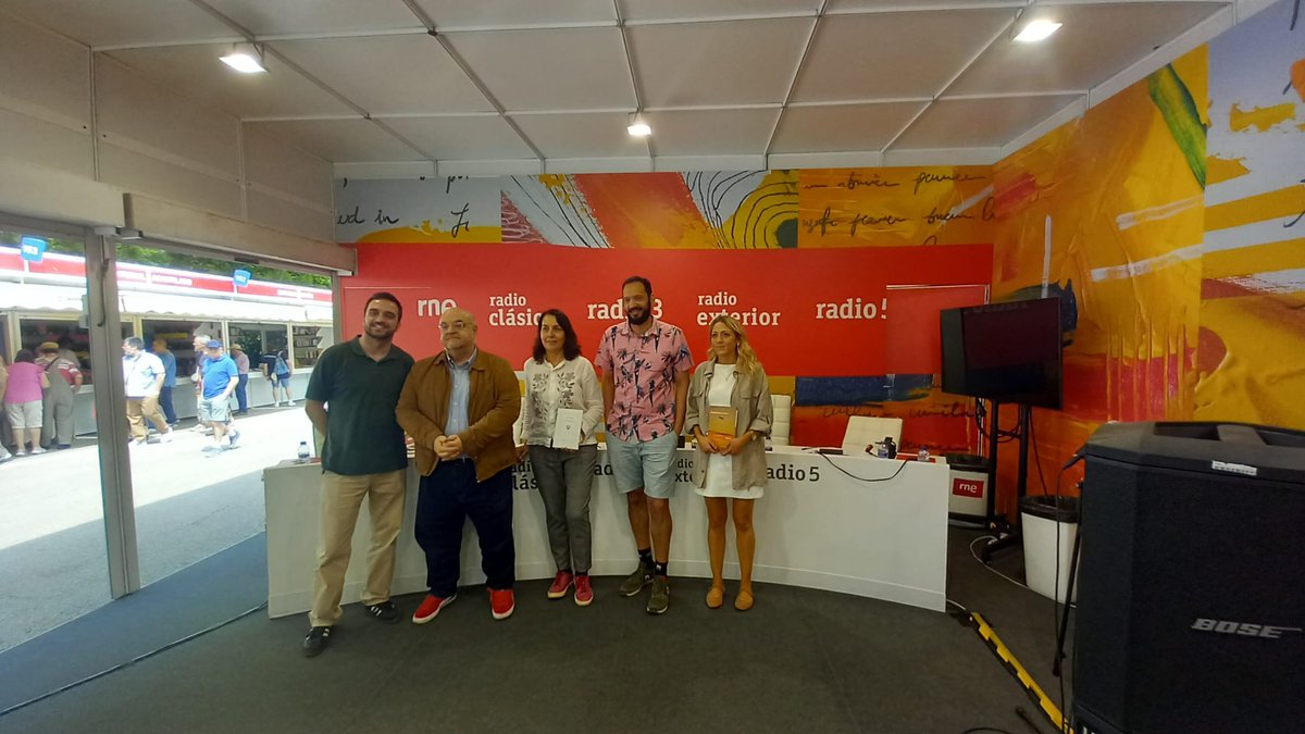 Ayer estuvimos charlando sobre 'Agosto 2045' en el estudio que Radio Nacional ha montado en la Feria del Libro de Madrid.

Gracias a todo el equipo.

Volvemos a la Feria este viernes, desde las siete de la tarde, para firmar ejemplares en la caseta 259 de Huerga y Fierro