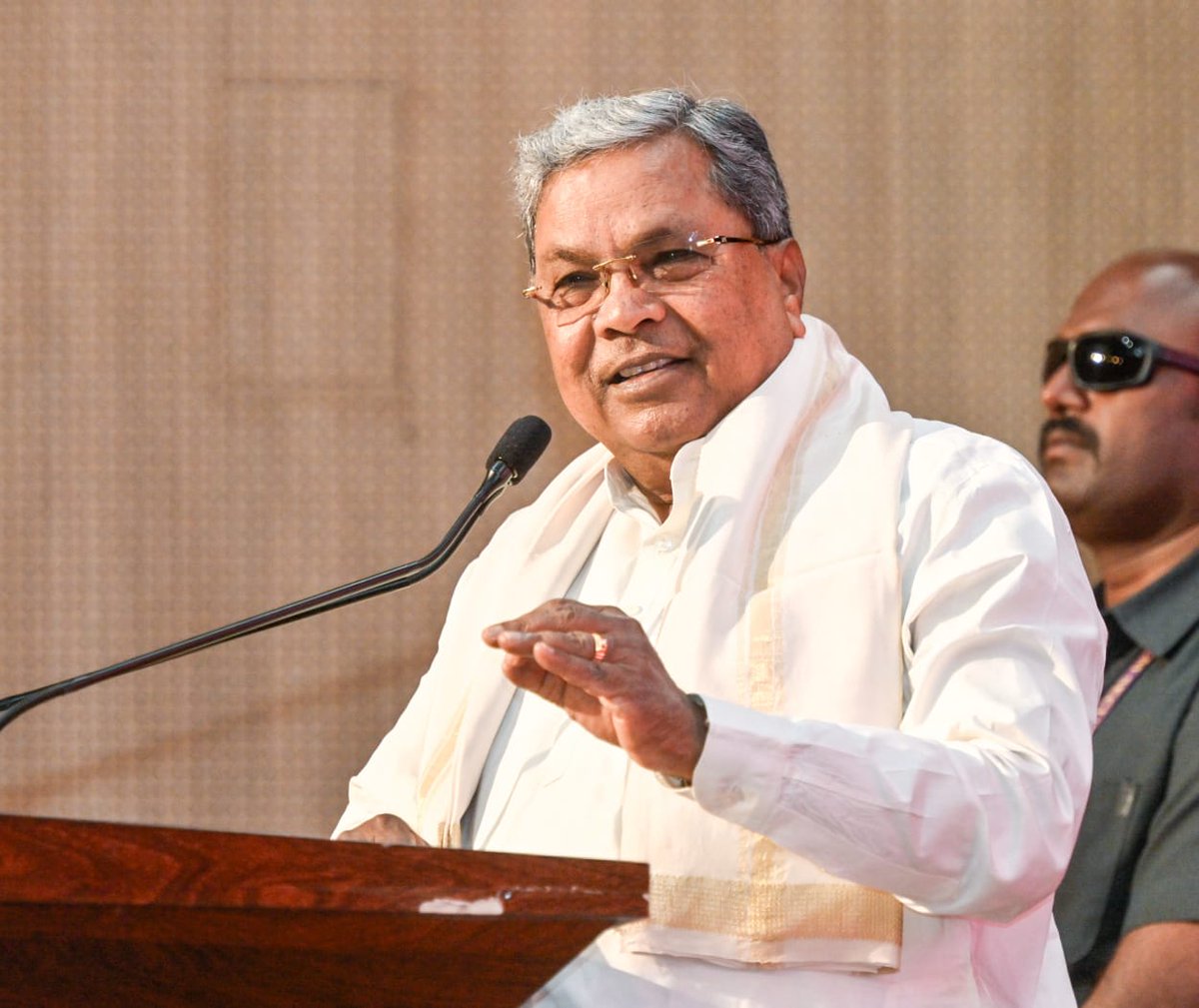 CM of Karnataka (@cmofkarnataka) on Twitter photo ವಿಶ್ವವಾಣಿ ಮಾಧ್ಯಮ ಸಂಸ್ಥೆ ಎಫ್.ಕೆ.ಸಿ.ಸಿ.ಐ ನಲ್ಲಿ ಆಯೋಜಿಸಿದ್ದ ಕಾರ್ಯಕ್ರಮದಲ್ಲಿ ಮುಖ್ಯಮಂತ್ರಿ <a href="/siddaramaiah/">Siddaramaiah</a> ಅವರು "ಪ್ರವಾಸಿ ಪ್ರಪಂಚ" ವಾರ ಪತ್ರಿಕೆಯನ್ನು ಲೋಕಾರ್ಪಣೆಗೊಳಿಸಿ ಮಾತನಾಡಿದರು.
ನಾನಾ ದೇಶಗಳ ಪ್ರವಾಸ ಮಾಡುವ ಮೂಲಕ ಸಹಿಷ್ಣುತೆ ಮತ್ತು ಮನುಷ್ಯ ಪ್ರೀತಿಯನ್ನು ಹೆಚ್ಚಿಸಿಕೊಳ್ಳಬೇಕಿದೆ.
ಪ್ರವಾಸಿತಾಣಗಳಿಗೆ ಹೋಗುವುದು ಎಂದರೆ ವಿಶ್ವವಾಣಿ ಮಾಧ್ಯಮ ಸಂಸ್ಥೆ ಎಫ್.ಕೆ.ಸಿ.ಸಿ.ಐ ನಲ್ಲಿ ಆಯೋಜಿಸಿದ್ದ ಕಾರ್ಯಕ್ರಮದಲ್ಲಿ ಮುಖ್ಯಮಂತ್ರಿ <a href="/siddaramaiah/">Siddaramaiah</a> ಅವರು "ಪ್ರವಾಸಿ ಪ್ರಪಂಚ" ವಾರ ಪತ್ರಿಕೆಯನ್ನು ಲೋಕಾರ್ಪಣೆಗೊಳಿಸಿ ಮಾತನಾಡಿದರು.
ನಾನಾ ದೇಶಗಳ ಪ್ರವಾಸ ಮಾಡುವ ಮೂಲಕ ಸಹಿಷ್ಣುತೆ ಮತ್ತು ಮನುಷ್ಯ ಪ್ರೀತಿಯನ್ನು ಹೆಚ್ಚಿಸಿಕೊಳ್ಳಬೇಕಿದೆ.
ಪ್ರವಾಸಿತಾಣಗಳಿಗೆ ಹೋಗುವುದು ಎಂದರೆ