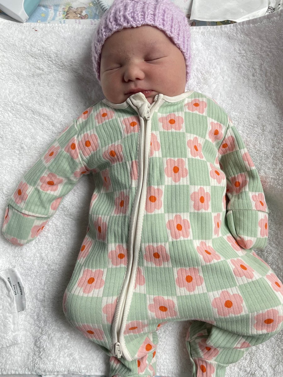 meet Poppy ❤️
born 5:14am this morning (on her due date!) via emergency c-section weighing 9lbs 1oz!
recovering in hospital, feeling v grateful for the NHS and their amazing staff ❤️