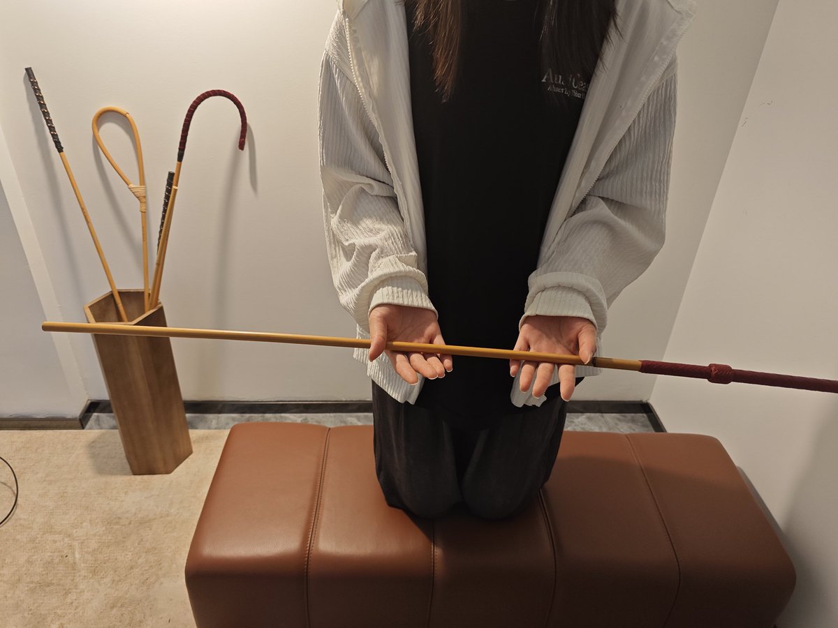 哈哈，老客服曾曾再给新客服欢欢上活儿！记不住产品的后果可想而知！！！😅😅😅😅 老人儿带新人！