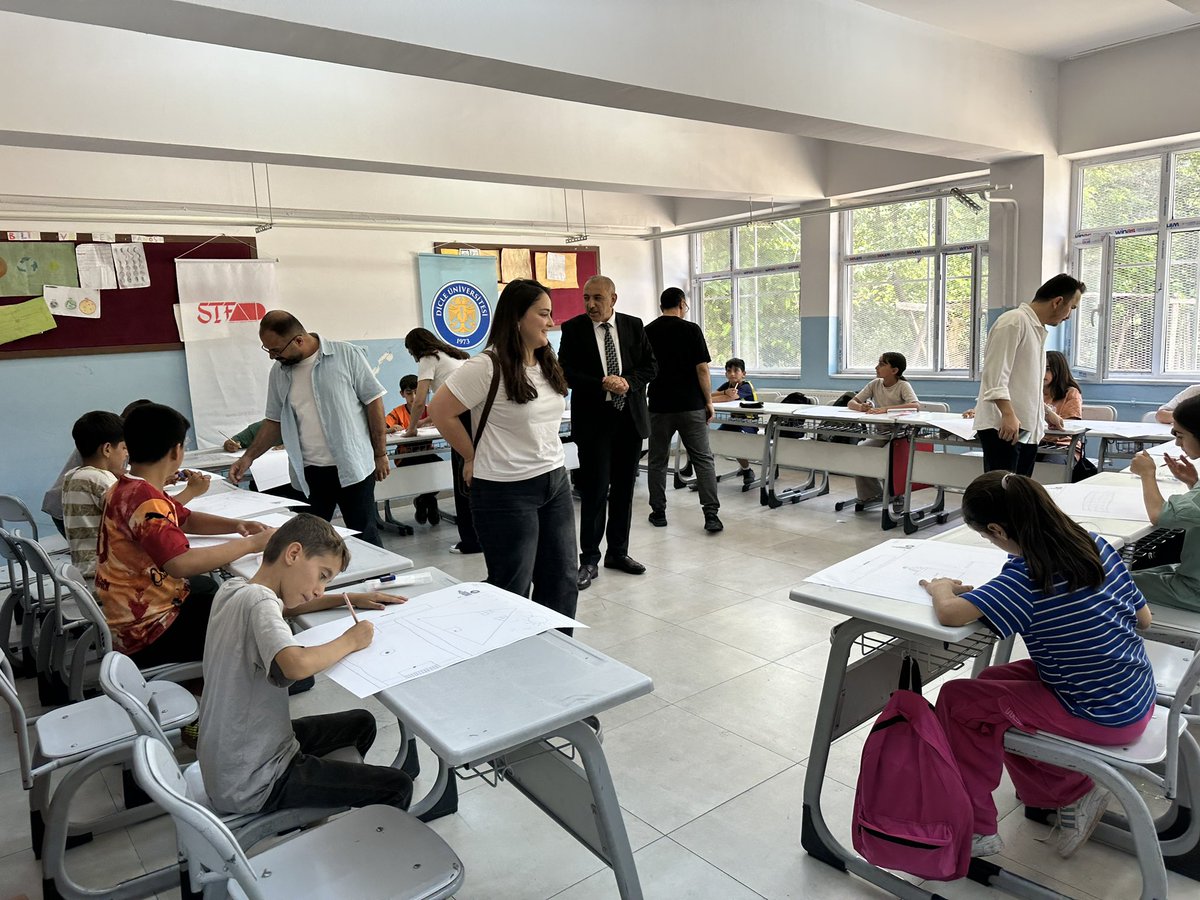 ▪️Dicle Üniversitesi Sanat ve Tasarım Fakültesi ile İl Milli Eğitim Müdürlüğü işbirliğinde yürütülen “Geleceğin Sanatçılarını Keşfediyoruz”projesi kapsamında okulumuzda çalışmalar yürütüldü.🎨

▪️Katkıları için <a href="/irfanyildiz21/">Prof. Dr.İrfan YILDIZ</a> hocamıza teşekkür ederiz.

<a href="/Murat4Kucukali/">Murat Küçükali</a> <a href="/ErnezDemir/">Demir Ernez</a>