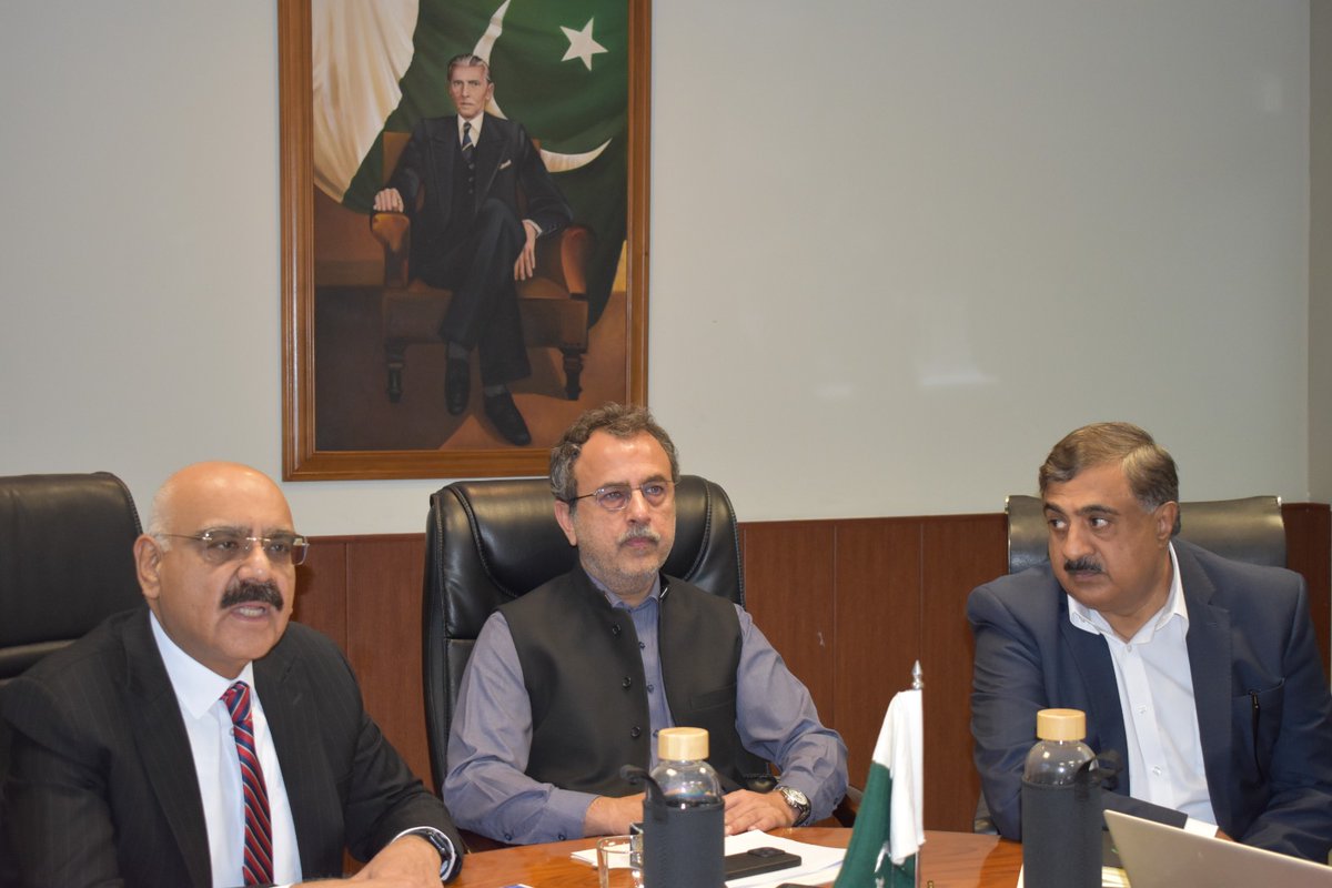 akleghari's tweet image. (1/2) سولر نیٹ میٹرنگ ریگولیشنز کے حوالے سے آج کے مشاورتی اجلاس پر میں تمام سٹیک ہولڈرز کا تہہ دل شکریہ ادا کرتا ہوں ۔تمام شرکاء جس میں سولر ایسوسی ایشن ، نمائندہ ادارے اور صوبائی حکومتں شامل ہیں ، کی طرف سے دی جانے والی تجاویز کا ہر پہلو سے مثبت جائزہ لیا جائے گا ،