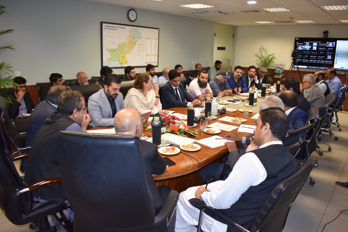 akleghari's tweet image. (1/2) سولر نیٹ میٹرنگ ریگولیشنز کے حوالے سے آج کے مشاورتی اجلاس پر میں تمام سٹیک ہولڈرز کا تہہ دل شکریہ ادا کرتا ہوں ۔تمام شرکاء جس میں سولر ایسوسی ایشن ، نمائندہ ادارے اور صوبائی حکومتں شامل ہیں ، کی طرف سے دی جانے والی تجاویز کا ہر پہلو سے مثبت جائزہ لیا جائے گا ،