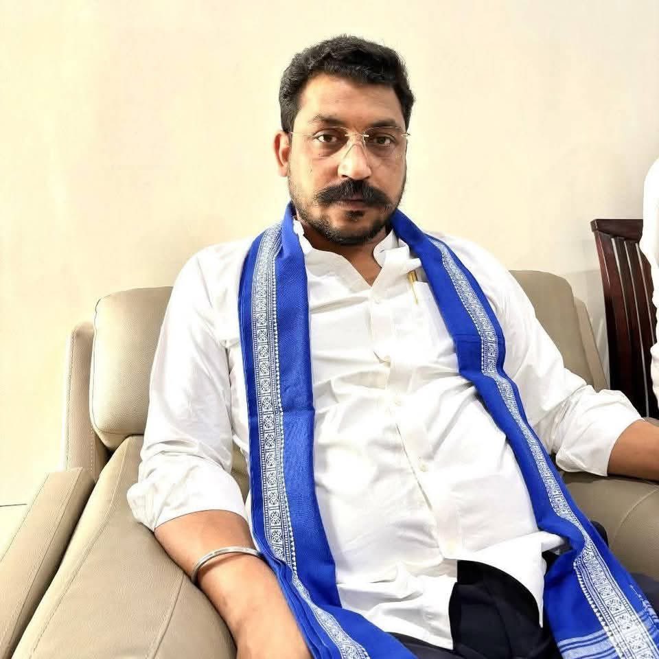 Sunil Shukla (@realsunilshukla) on Twitter photo इन दोनों में में बहन <a href="/DrRohinighavari/">Dr. Rohini Ghavari ( रोहिणी )</a> को जानता हूं, ओर मानता हूं वह सही है।
तथाकथित भीम आर्मी चीफ चंद्रशेखर रावण का आज पोल खोल हो रहा है। इन दोनों में में बहन <a href="/DrRohinighavari/">Dr. Rohini Ghavari ( रोहिणी )</a> को जानता हूं, ओर मानता हूं वह सही है।
तथाकथित भीम आर्मी चीफ चंद्रशेखर रावण का आज पोल खोल हो रहा है।