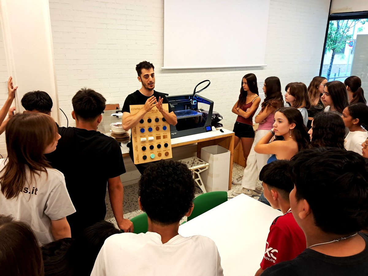 Avui visitem l'Ateneu de Fabricació de les Corts per conèixer les tecnologies de tall digital i per tallar les nostres maquetes arquitectòniques (projecte ESTRUMETACLES de 3r d'ESO).
...
@bcn_ateneusfab