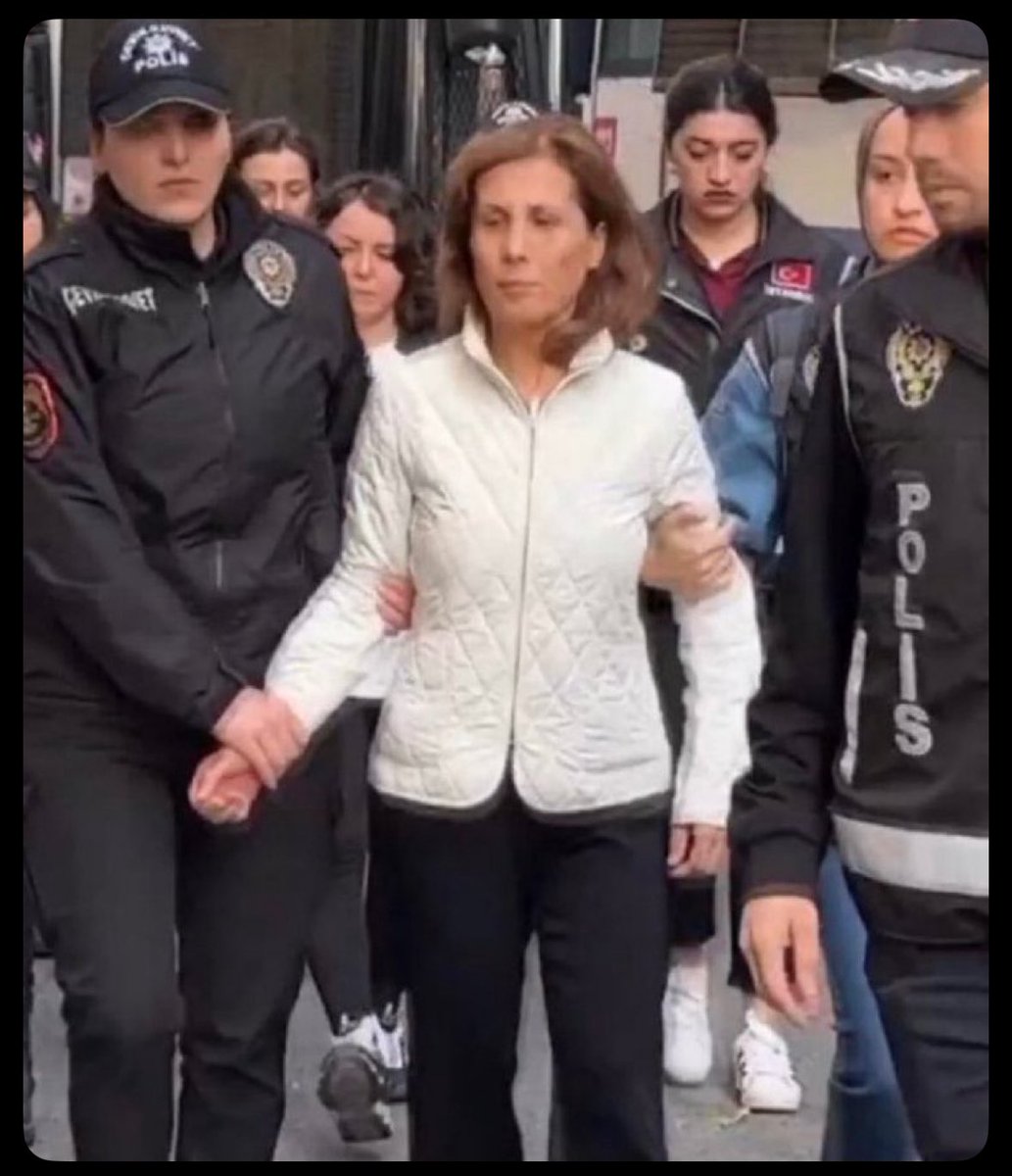 📌Seçilmiş olan Seyhan Belediye Başkanının hukuksuzca gözaltına alındığı bu görüntüleri servis ettirerek, bundan haz alan birileri var bu ülkede…

Ne zavallıca…
