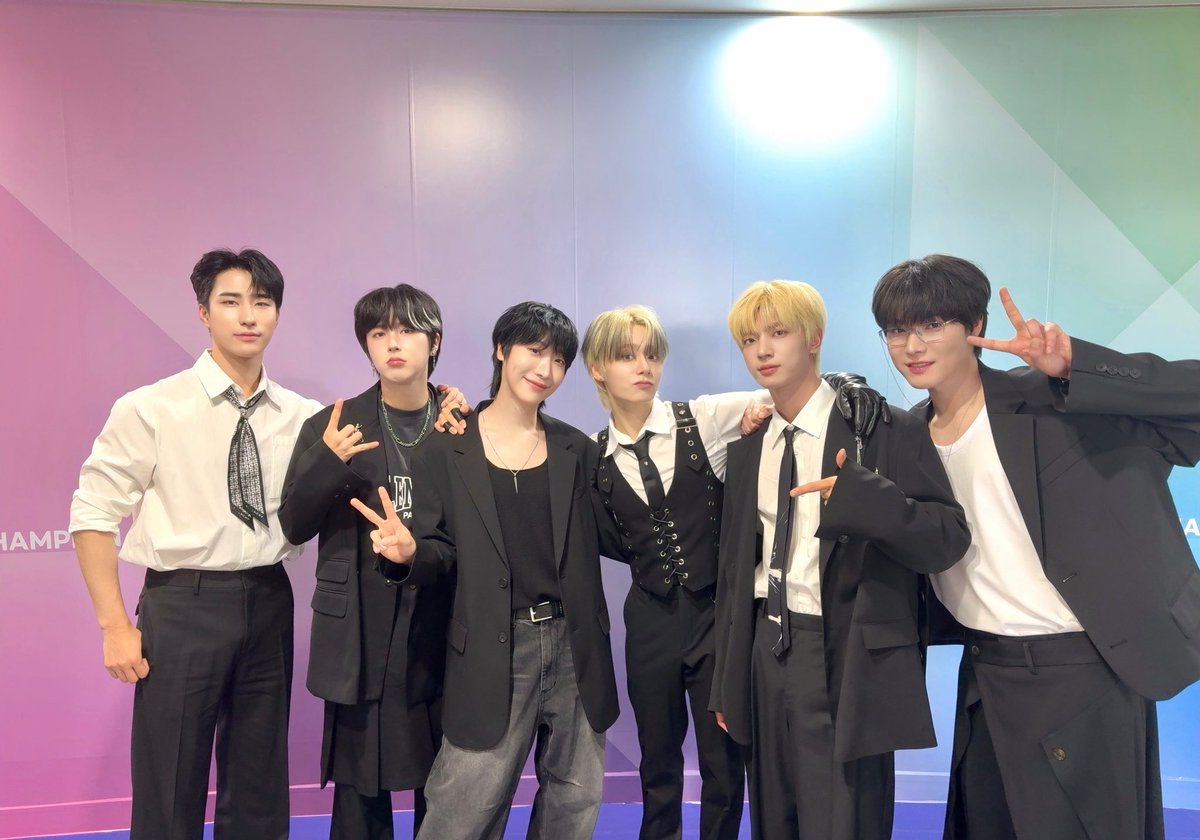 official_ONEWE's tweet photo. [#ONEWE]

여러, 여려분... 여러분 어떡해요
너무 행복한 사건이 발생했어요... 🥺

원위, 환웅 우리 WE-US 의 만남 너무 기쁘다... 🫶

홀린 듯이 따라가고 싶은 환웅 님과 원위 📸

@official_ONEUS 

#원위 #원어스 #ONEUS #환웅 #HWANWOONG https://t.co/TQRwCKIlmX