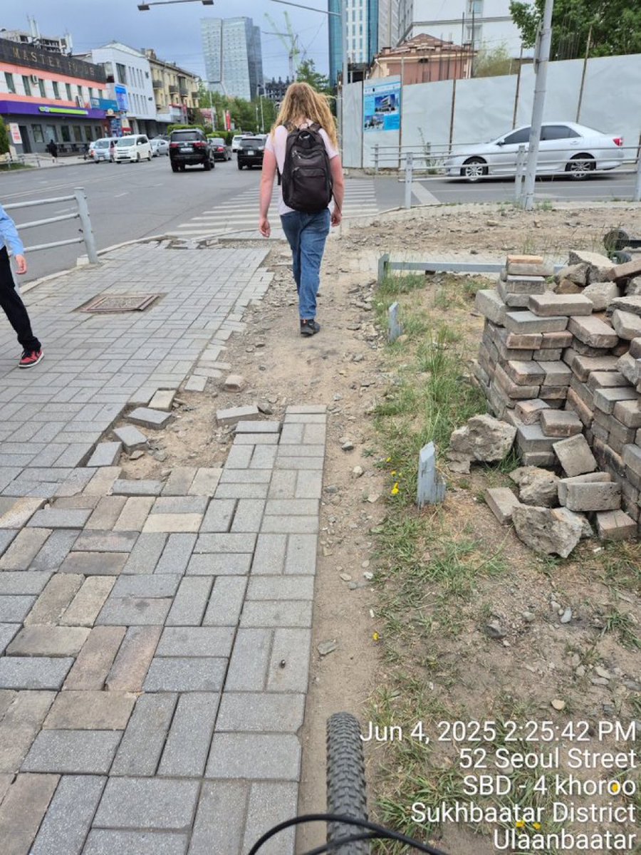 Энэ бол үнэхээр нянгарын солиорол. Тэр мөнгөний ажлаа хөөцөлдөөд тохижилтын ажил энэ тэрийг бүр хаясан.