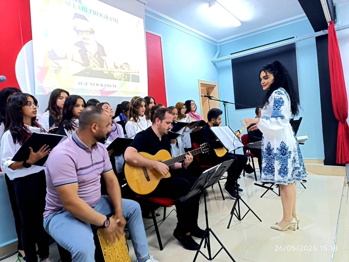 Müdürlüğümüzceyürütülen"SözdenÖze"projesi kapsamında,Kavakyolu Org.SelahattinDemircioğlu Ortaokulu’ndaDavut Sulari’yi anma prog.düznlndi.Demirkent TOKİ Ort.’nun konuk olarak katldığı etkinlkte,Müzik Öğrt.AyşeNur Kangal’ın koordinasynundaöğrencilerDavut Sulari’nin eserl. seslndrdi