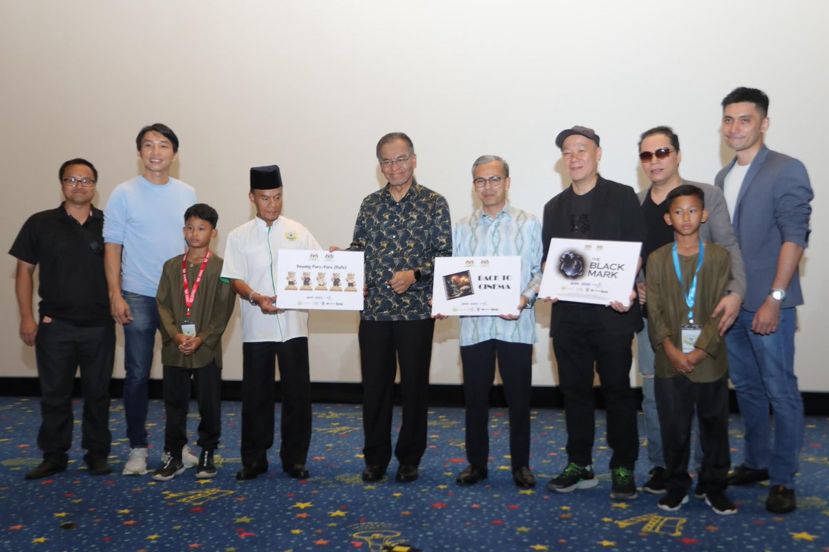 DrDzul's tweet photo. Salam Malaysia MADANI ❤️🇲🇾❤️

“Jadilah simbol kekuatan, bukan simbol ketagihan. Jadilah PaPa yang melindungi paru-paru anak & isteri.”

📍 Hari ini di GSC Mid Valley, saya bersama Menteri Komunikasi Dato @fahmi_fadzil merasmikan Program Back to Cinema: Sayang Paru-Paru (PaPa) — satu kolaborasi KKM x KK yang memanfaatkan seni & filem sebagai medium advokasi kesihatan awam, khususnya buat anak muda.

📍The Black Mark, filem pendek arahan Ben Hor, bukan sekadar hiburan — tetapi naratif kesihatan yang menyentuh. Kita guna sinematik & strong emotion untuk sampaikan mesej: vape bukan gaya hidup, tapi racun senyap. Kini ia juga jadi medium penyaluran dadah sintetik di sekolah. ⚠️

📍KRISIS vape kini jadi darurat kesihatan awam.
📉 Kajian NHMS: 14.9% remaja kini guna vape (2022) — naik dari 9.8% (2017).

📍Di WHA78 Geneva, dunia meluluskan Resolusi Kesihatan Paru-Paru yang dipelupori Malaysia — buat KALI PERTAMA dalam sejarah WHO. 
📍 Hari ini, kita terus mengorak langkah di tanah air sendiri melalui inisiatif akar umbi seperti program ini — sebahagian daripada Inisiatif Kesihatan Paru-Paru Negara.

✅ Edukasi.
✅ Advokasi.
✅ Whole-of-society Approcah.

💡Sayangi Paru-Paru ANDA!Sayangi Masa Depan ANDA & ANAK2 ANDA! ❤️❤️❤️