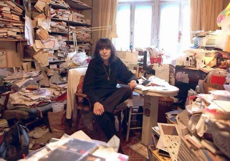 du brauchst einen Baum du brauchst ein Haus
keines für dich allein nur einen Winkel ein Dach
zu sitzen zu denken zu schlafen zu träumen
zu schreiben zu schweigen zu sehen den Freund
die Gestirne das Gras die Blume den Himmel

Friederike Mayröcker,
gestorben am 4. Juni 2021.