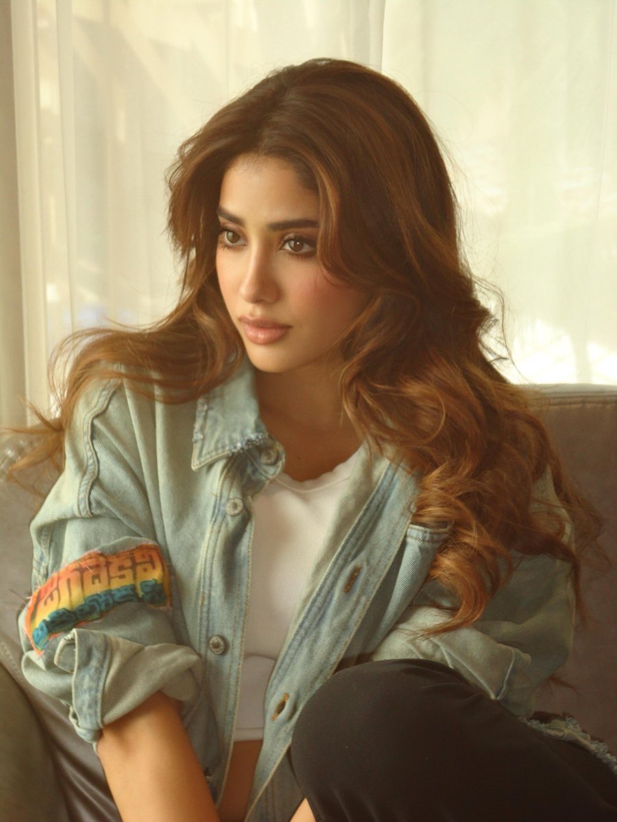 JanhviKUniverse's tweet image. INSTA UPDATE - #JanhviKapoor’s latest insta post ❤️

#JVAS #JagadeekaVeeruduAtilokaSundari