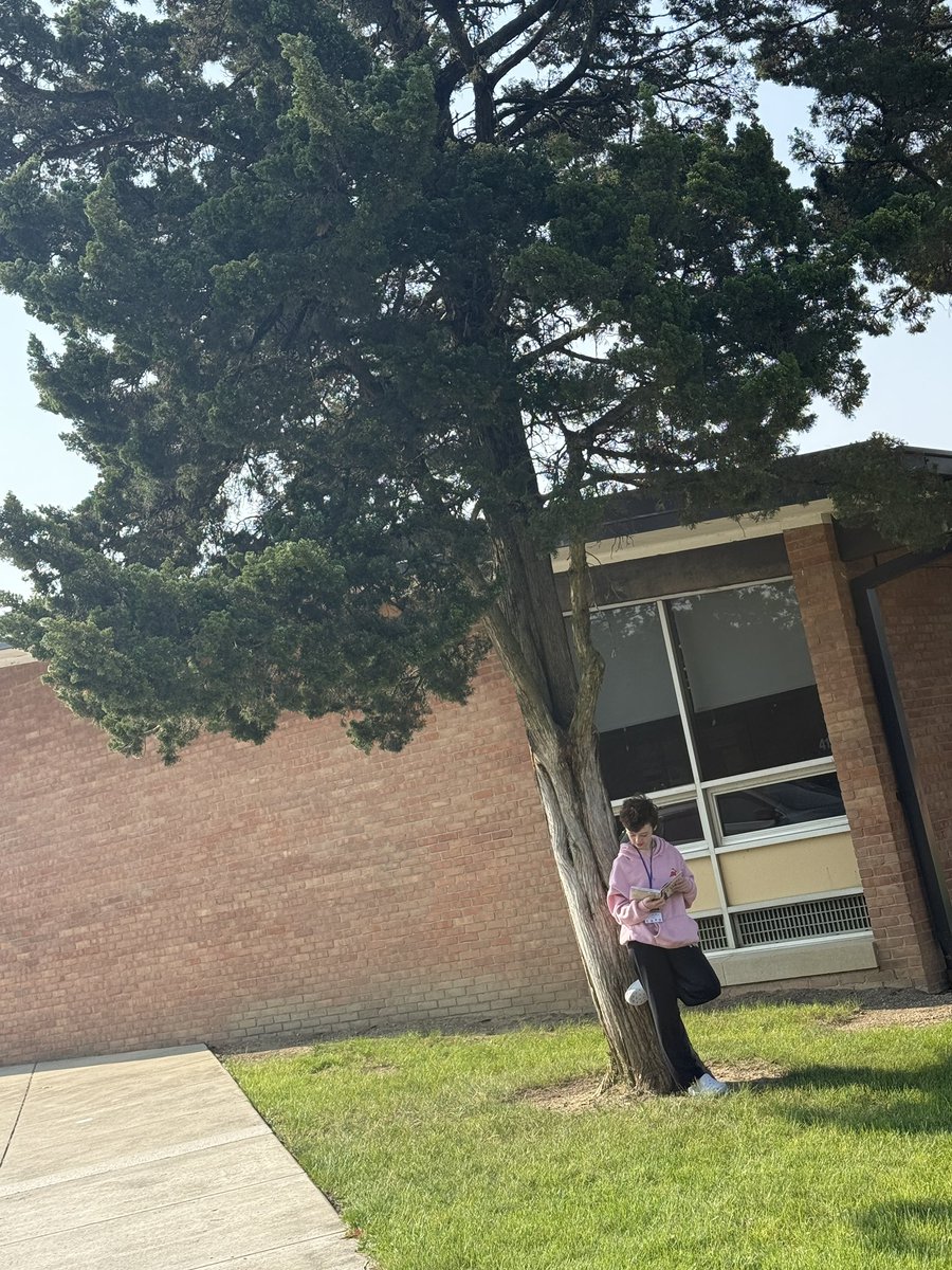 It’s a read outside kind of day! Thank you <a href="/worthingtonlib/">WorthingtonLibraries</a> for bringing the mobile library to our kids! 😎 📖 ☀️