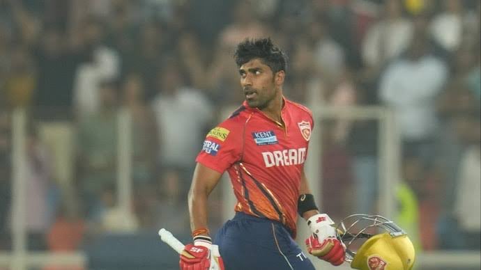 dasari999977's tweet photo. No camera captured him in the last, everyone was focusing on V kohli. This man deserves to be in every frame. He didn’t loose, he just missed it by 1 ball. 
#ShashankSingh #IPLFinals #RCBvsPBKS https://t.co/xIZZRnSIeM