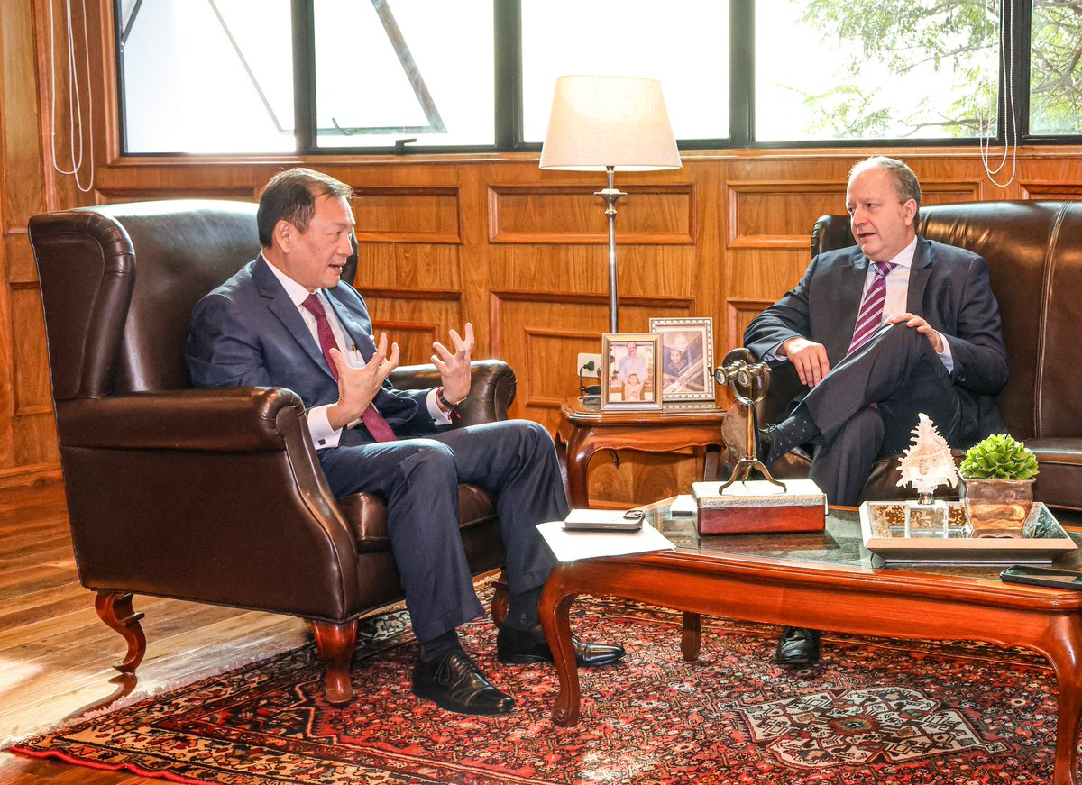 Paraguay apuesta a acuerdos comerciales con todos los países del mundo, pero para una fría Pilsen nos gusta sentarnos con Taiwán. Gracias por la visita Embajador José Chih-Cheng Han y por las fructíferas discusiones para profundizar lazos económicos entre nuestros países. 🇹🇼🇵🇾