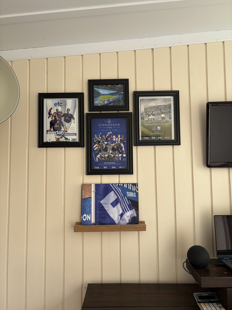 markdeanharris's tweet image. Office wall finally got a little makeover today, thanks @jennoefc & @_laurag23 👌🏼💙