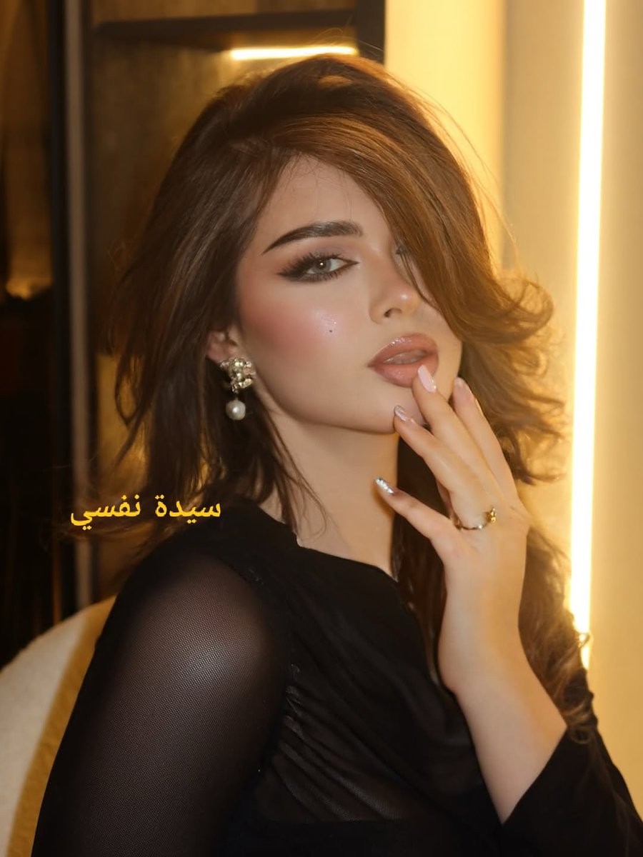 كيف أكتب عنكِ...
حرفاً بداخلي..
و أنتِ كل حروف عمري..
ففي معبد قلبي..
ناجيتكِ حلماً بعيداً.
وفي تجاويف نبضي.
إحتفظتكِ  سراً عميقاً.
أراكِ بداخلي قريب.
وفي المسافات.
ما أقصاكِ عني.
و كلما هزني الشوق إليكِ.
عانقتكِ بدعائي.
بين اللهم وأمين .
ورجوت لأجلكِ ربي ...💞🦋

#نبض_قلبي🦋💞
