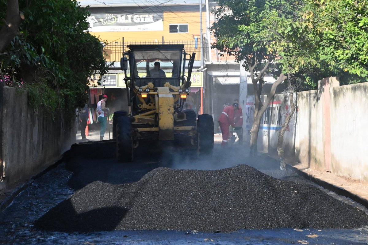 👷🏼 Continuamos con las obras de mejoramiento vial en diferentes calles de Asunción, esta vez, en el B° Viñas Cué, con trabajos de regularización asfáltica para una circulación más segura y ágil para todos los que transitan por la zona. 🛣️