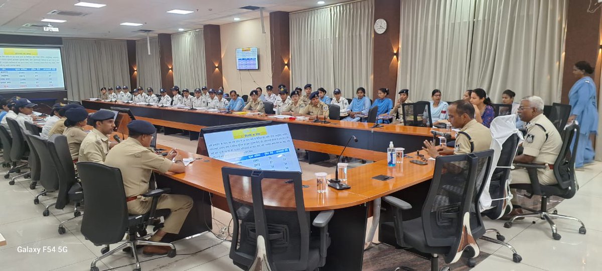 Commissioner of Police,Indore (@cp_indore) on Twitter photo тАШтАШрд╕реГрдЬрди-рдирдИ рджрд┐рд╢рд╛ рдирдпрд╛ рдЧрдЧрдитАЩтАЩ рдЕрднрд┐рдпрд╛рди рдХреЛ рдкреНрд░рднрд╛рд╡реА рд░реБрдк рд╕реЗ рд╕рдВрдЪрд╛рд▓рд┐рдд рдХрд░рдиреЗ рдХреЗ рд▓рд┐рдП рдХрд┐рдпрд╛ рдЧрдпрд╛, рдкреБрд▓рд┐рд╕ рджреАрджреАрдпреЛрдВ рдХреА рдХрд╛рд░реНрдпрд╢рд╛рд▓рд╛ рдХрд╛ рдЖрдпреЛрдЬрдиред рдкреБрд▓рд┐рд╕ рдХрдорд┐рд╢реНрдирд░ рдЗрдВрджреМрд░ рджреНрд╡рд╛рд░рд╛ рд╕реГрдЬрди рдХрд╛рд░реНрдпрдХреНрд░рдо рдХреЗ рддрд╣рдд рдмрд╛рд▓рд┐рдХрд╛рдУ рд╕реЗ рдЬреАрд╡рдВрдд рд╕рдВрд╡рд╛рдж рд╕реНрдерд╛рдкрд┐рдд рдХрд░, рдЙрдирдХреА рд╕рдорд╕реНрдпрд╛рдУ рдХреЗ рд╕рдорд╛рдзрд╛рди рдХреЗ рдкреНрд░рдпрд╛рд╕ рдХреЗ рд▓рд┐рдП рдХрд┐рдпрд╛ рдирд┐рд░реНрджреЗрд╢рд┐рддред тАШтАШрд╕реГрдЬрди-рдирдИ рджрд┐рд╢рд╛ рдирдпрд╛ рдЧрдЧрдитАЩтАЩ рдЕрднрд┐рдпрд╛рди рдХреЛ рдкреНрд░рднрд╛рд╡реА рд░реБрдк рд╕реЗ рд╕рдВрдЪрд╛рд▓рд┐рдд рдХрд░рдиреЗ рдХреЗ рд▓рд┐рдП рдХрд┐рдпрд╛ рдЧрдпрд╛, рдкреБрд▓рд┐рд╕ рджреАрджреАрдпреЛрдВ рдХреА рдХрд╛рд░реНрдпрд╢рд╛рд▓рд╛ рдХрд╛ рдЖрдпреЛрдЬрдиред рдкреБрд▓рд┐рд╕ рдХрдорд┐рд╢реНрдирд░ рдЗрдВрджреМрд░ рджреНрд╡рд╛рд░рд╛ рд╕реГрдЬрди рдХрд╛рд░реНрдпрдХреНрд░рдо рдХреЗ рддрд╣рдд рдмрд╛рд▓рд┐рдХрд╛рдУ рд╕реЗ рдЬреАрд╡рдВрдд рд╕рдВрд╡рд╛рдж рд╕реНрдерд╛рдкрд┐рдд рдХрд░, рдЙрдирдХреА рд╕рдорд╕реНрдпрд╛рдУ рдХреЗ рд╕рдорд╛рдзрд╛рди рдХреЗ рдкреНрд░рдпрд╛рд╕ рдХреЗ рд▓рд┐рдП рдХрд┐рдпрд╛ рдирд┐рд░реНрджреЗрд╢рд┐рддред